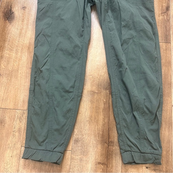 Athleta Trekkie Hybrid Crop Olive Green Pants Size 2P - Picture 5 of 12